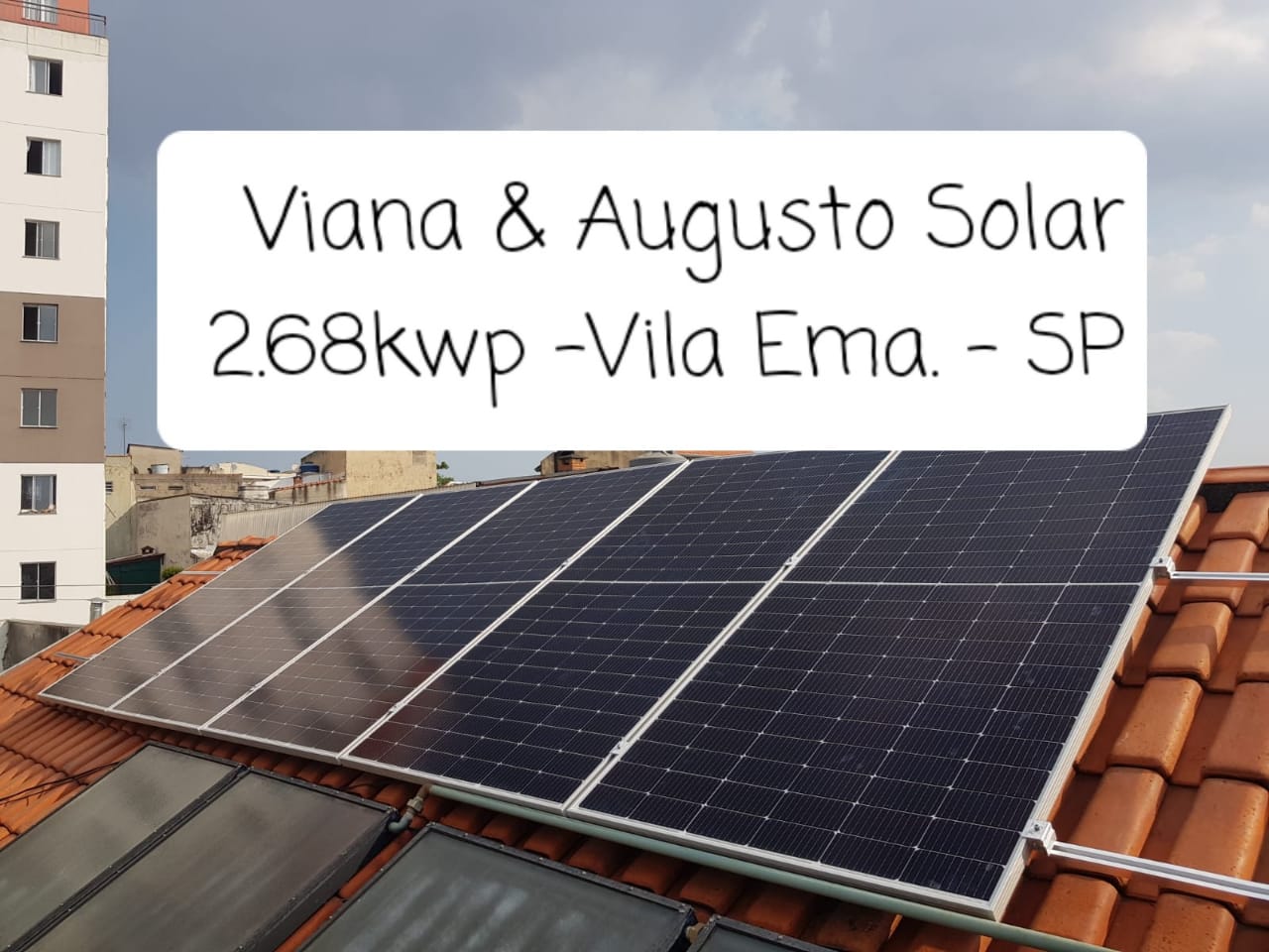 Painéis solares instalados em telhado residencial na Vila Ema, São Paulo